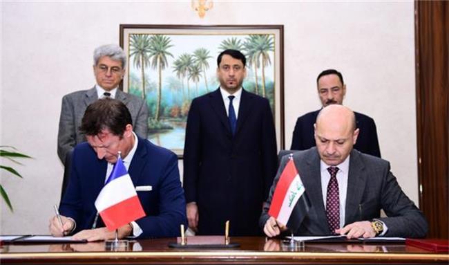 امضای تفاهمنامه بازسازی فرودگاه موصل توسط سفیر فرانسه و دبیر هیئت دولت عراق
