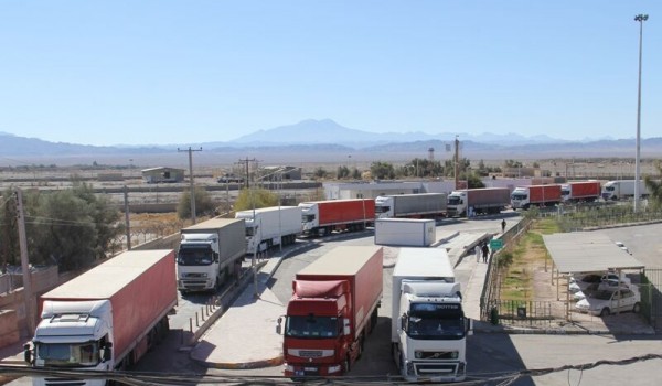 بار دیگر صادرات کالا از مرز مهران از سر گرفته شد